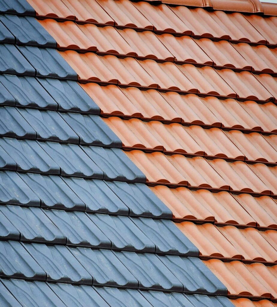 Schuin dak met zwarte en oranje dakpannen